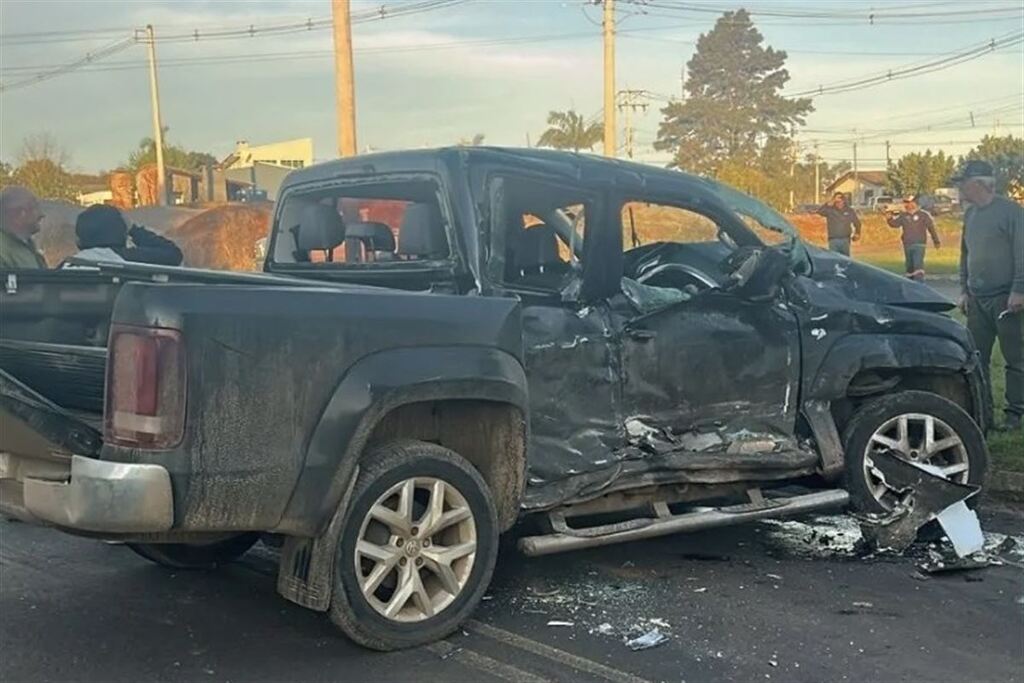 título imagem Acidente entre ônibus com estudantes de Santiago e caminhonete deixa um ferido em São Vicente do Sul