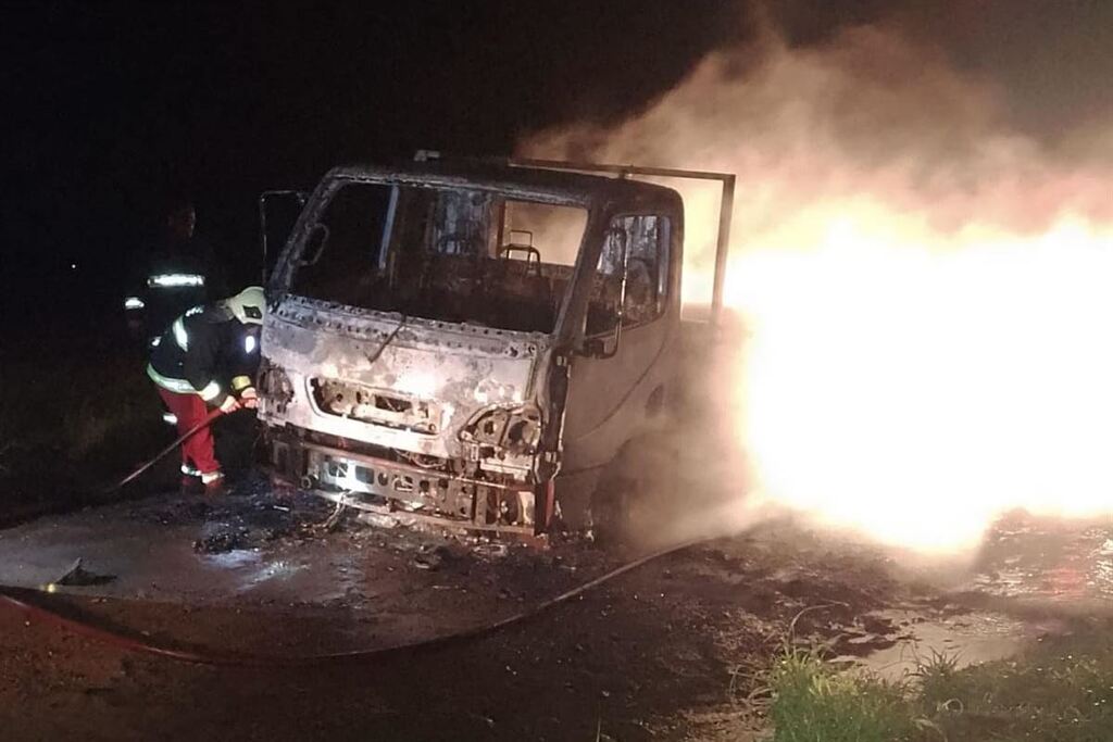 título imagem Caminhão pega fogo e fica totalmente destruído; Fato ocorreu em estrada no interior da Quarta Colônia