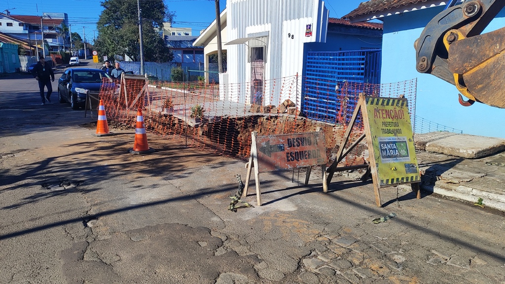 Serviços de drenagem e tapa-buracos alteram trânsito em Santa Maria. Rua Samuel Kruschin está bloqueada; veja rotas alternativas
