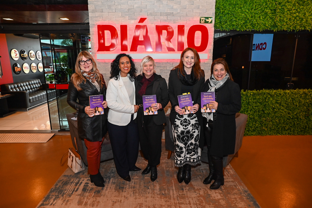 Foto:  Vinicius Becker (Diário) - Deborá Evangelista (de branco na foto) lança obra nesta sexta-feira, às 18h, na Feira do Livro de Santa Maria. A obra (acima) foi tema do Jogo de Cintura de 
segunda-feira, com Débora Dias (a partir da esquerda), Fabiana Sparremberger, Aline Casagrande e Martha Adaime