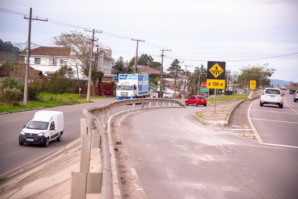 Foto: Vinicius Becker (Diário) - Perto da Cia das Lonas, retorno será fechado hoje. A alça deveria ser feita sobre o terreno com grama (à esq)