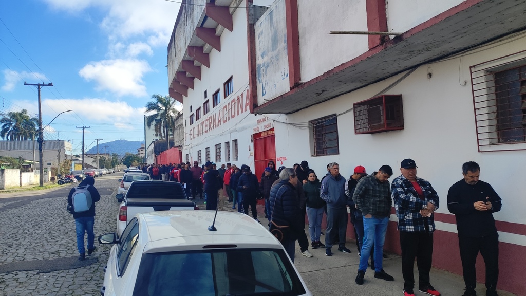 Foto: Mateus Rossato - Fila se formou logo no início da manhã no Estádio Presidente Vargas