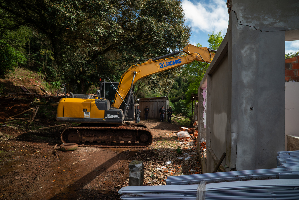 Demolição no Morro do Cechella gera polêmica: moradora alega que casa foi derrubada por engano com pertences de inquilino dentro