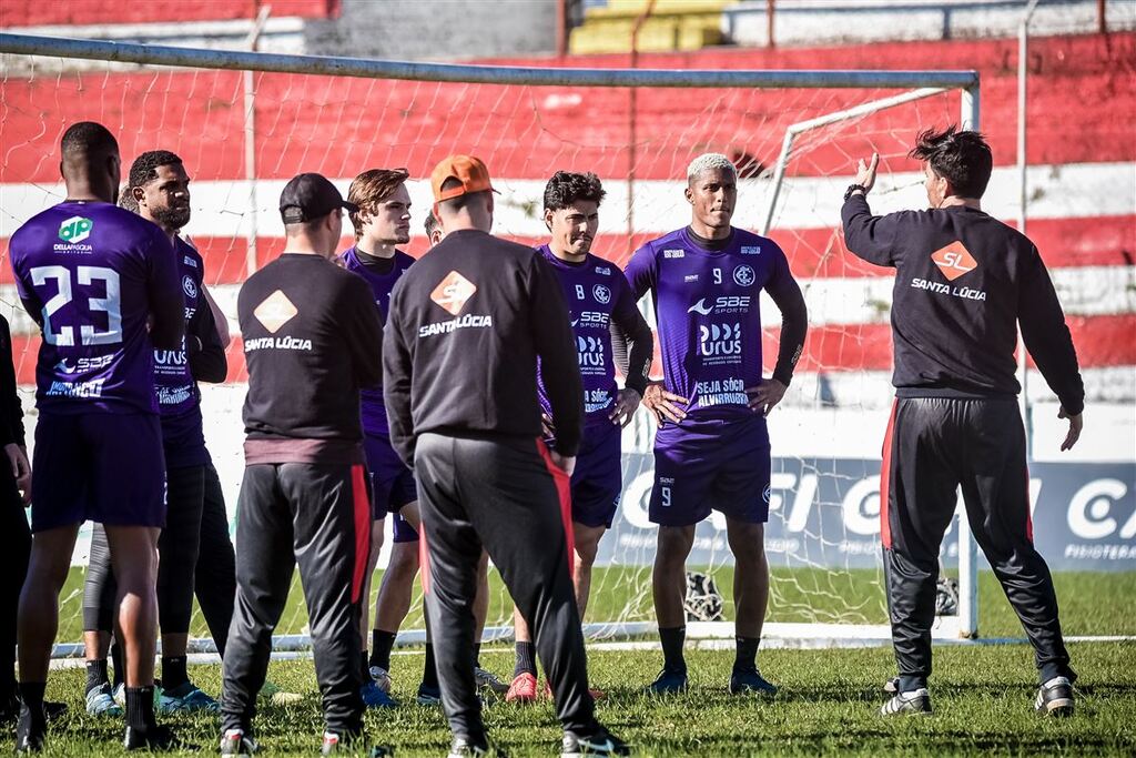 Elenco do Inter-SM segue rotina de treinos para encarar decisão contra o Novo Hamburgo
