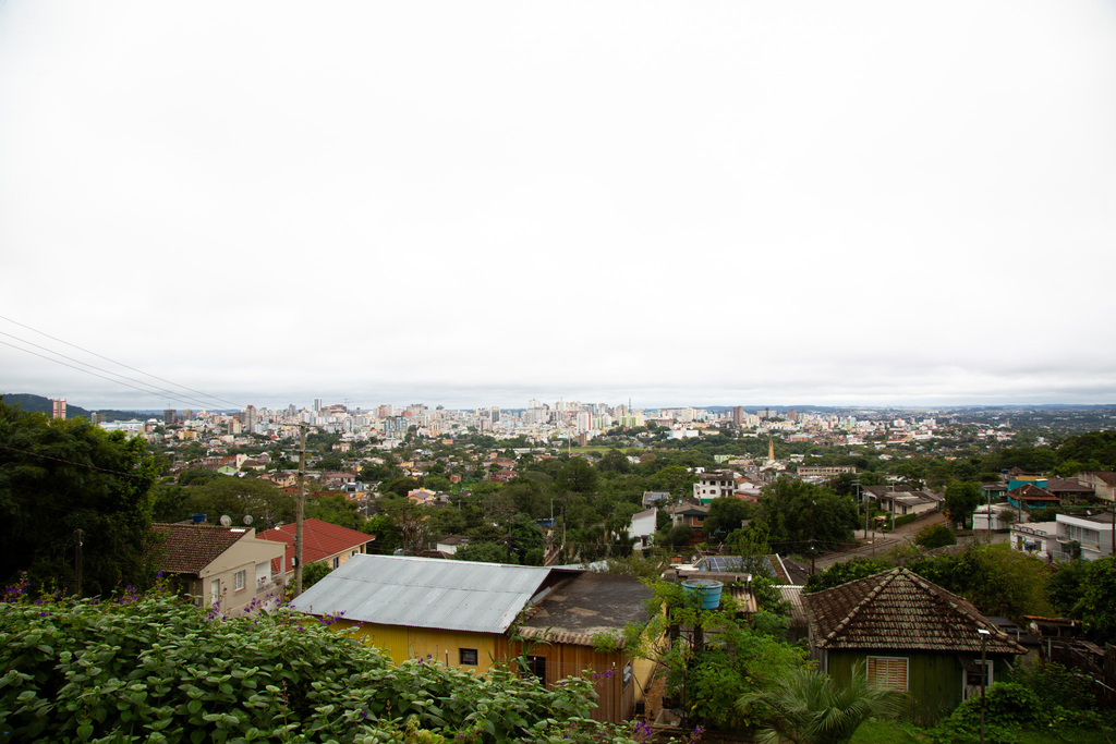 Quinta-feira de sol entre nuvens marca virada para dias mais quentes no RS