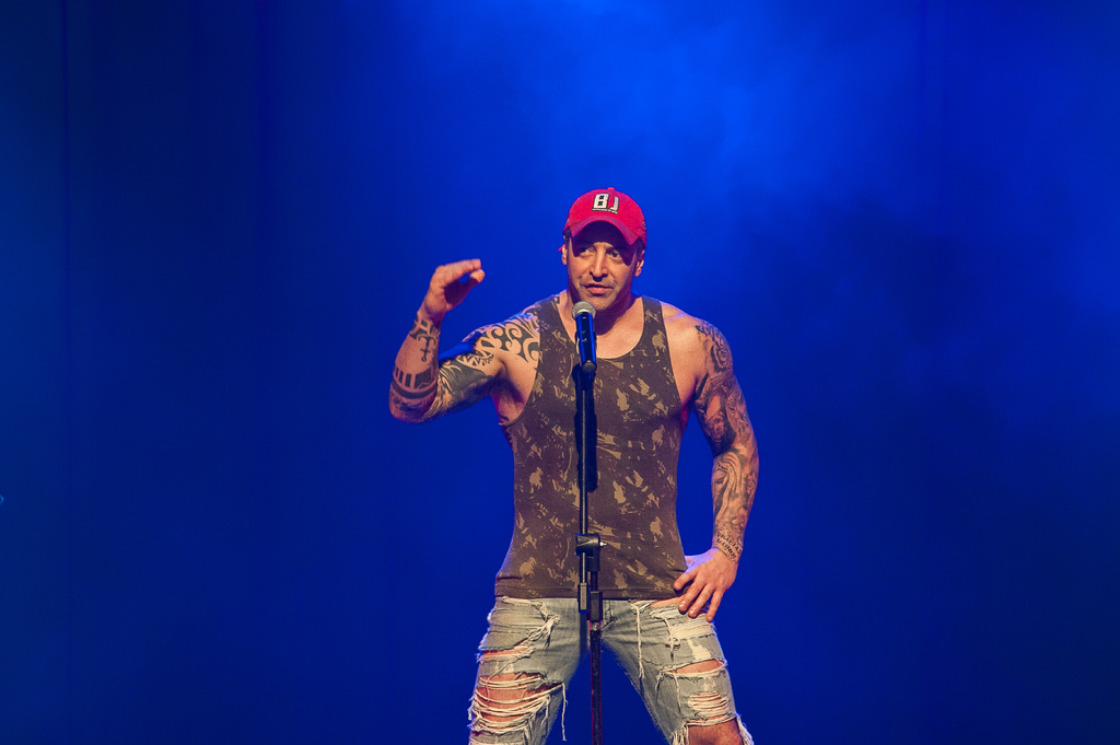 título imagem Humorista Cris Pereira celebra 30 anos de carreira no Centro de Convenções da UFSM no sábado