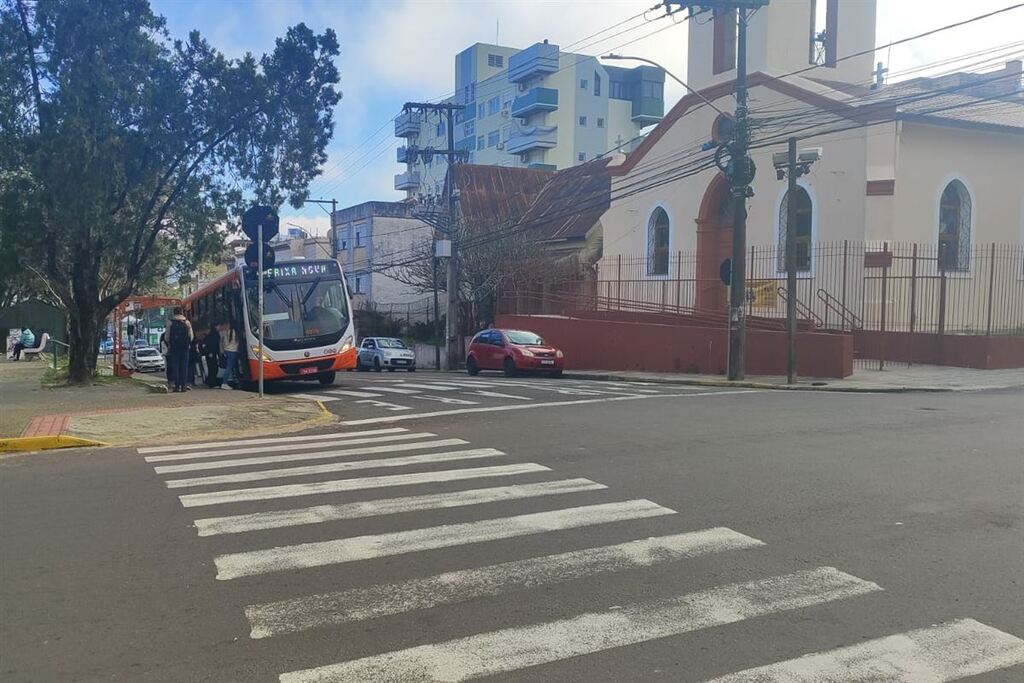 Jovem é atropelada próximo à Praça dos Bombeiros em Santa Maria