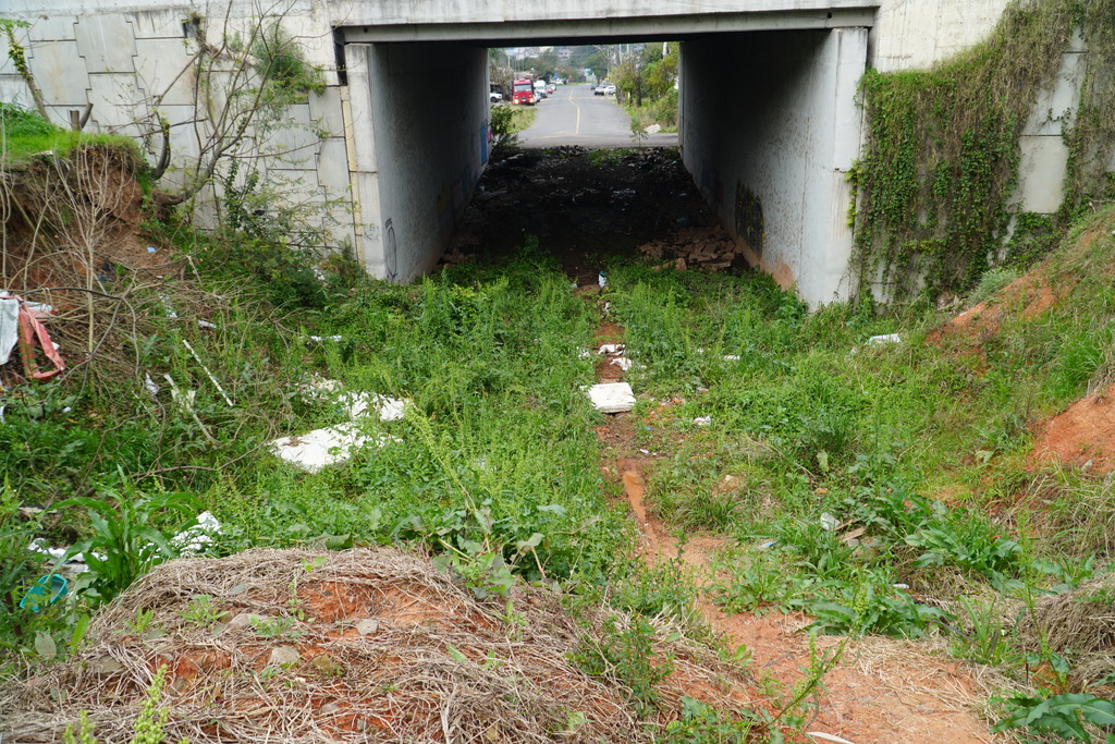 Obra parada na Vasco da Cunha vira retrato do abandono e gera insegurança para moradores