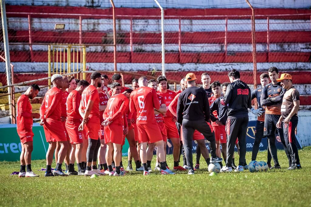 Elenco do Inter-SM treina enquanto direção tenta ampliar capacidade da Baixada