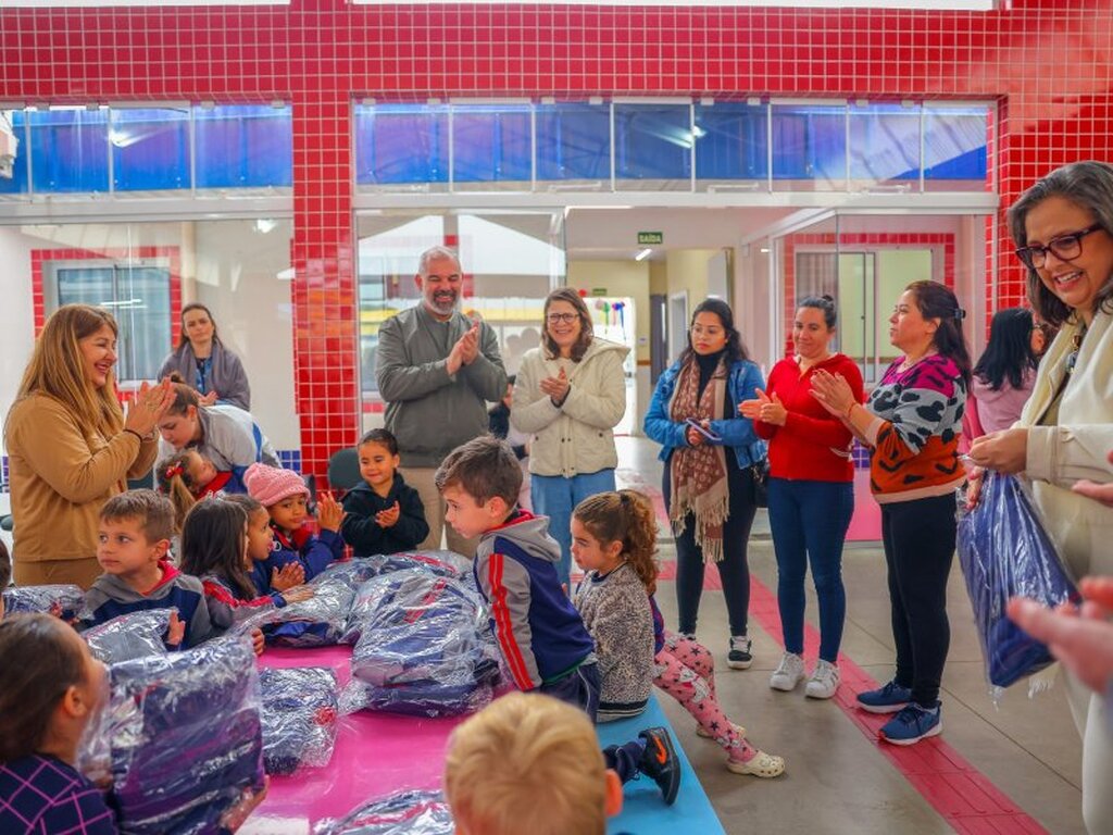 Alunos da rede municipal recebem mais de 700 kits de uniformes em escolas infantis