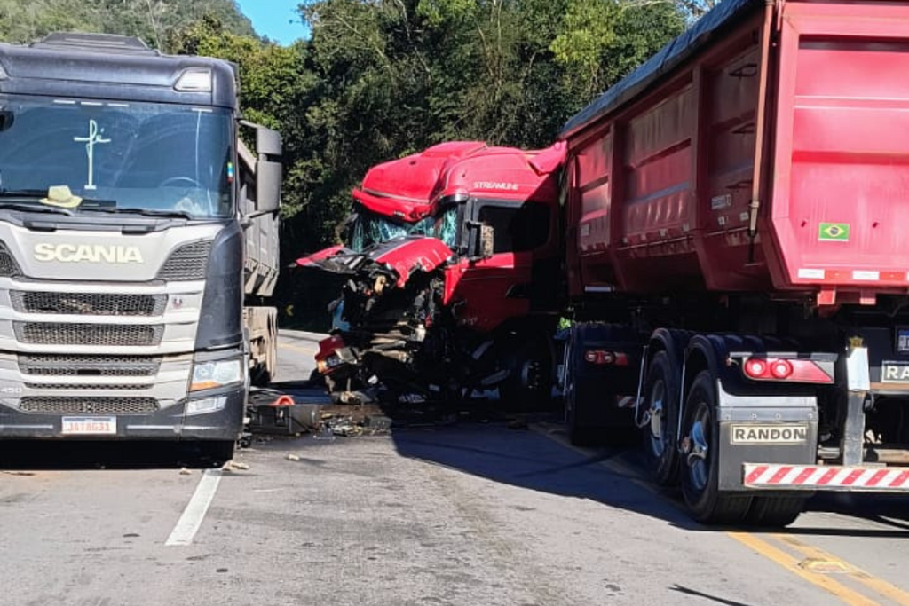 título imagem VÍDEO: Trânsito começa a ser liberado na BR-158 após colisão de caminhões