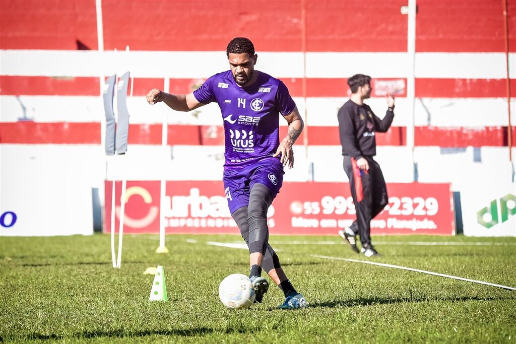 Foto: Renata Medina (Inter-SM) - Alvirrubro, do zagueiro Tairone, perdeu jogo de ida e tem que vencer neste sábado (30) para reverter desvantagem