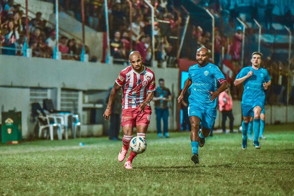 Foto: Renata Medina/Inter-SM - Jarro (à esquerda) balançou as redes, mas gol foi anulado