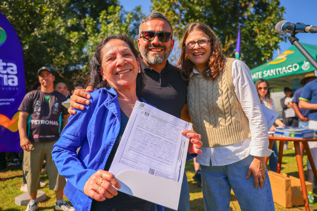 título imagem No Dia da Habitação, prefeitura entrega matrículas para 170 famílias do Altos da Lorenzi