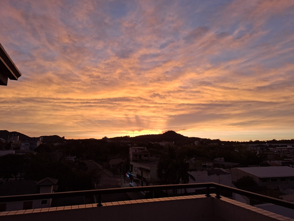 Frente fria avança e pode trazer até 100 mm de chuva em dois dias no Estado