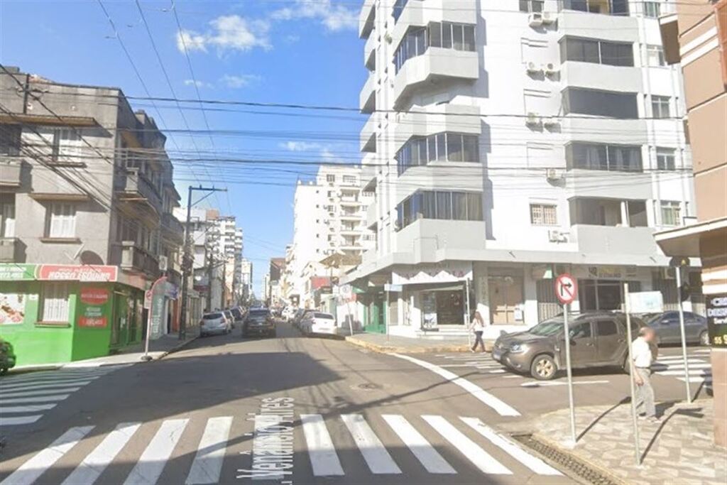 título imagem Motociclista e carona ficam feridas em colisão com carro no centro de Santa Maria