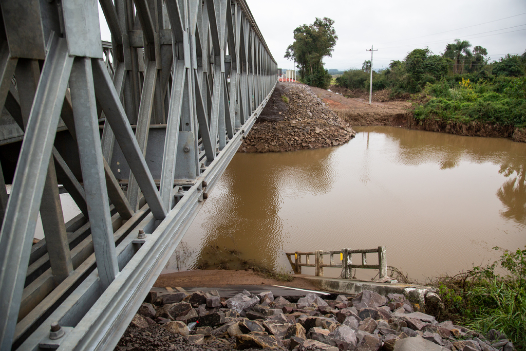 título imagem Secretários prometem infraestrutura mais resiliente para as pontes da RSC-287; Leite se desloca para Santa Maria
