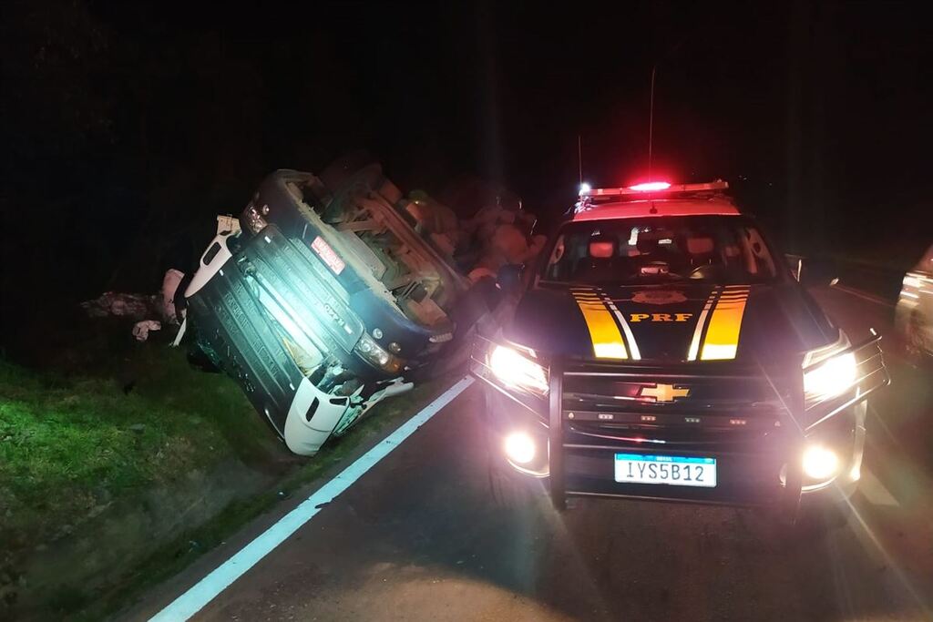 título imagem Motorista embriagado é preso após tombar caminhão na BR-392, em São Sepé