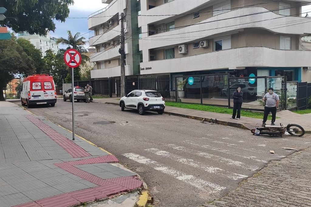 Motociclista fica ferido em colisão com carro na Avenida Fernando Ferrari, em Santa Maria