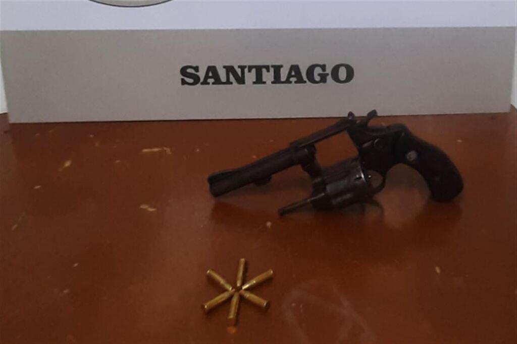 título imagem Homem embriagado é preso com revólver após ameaçar pessoas em Santiago