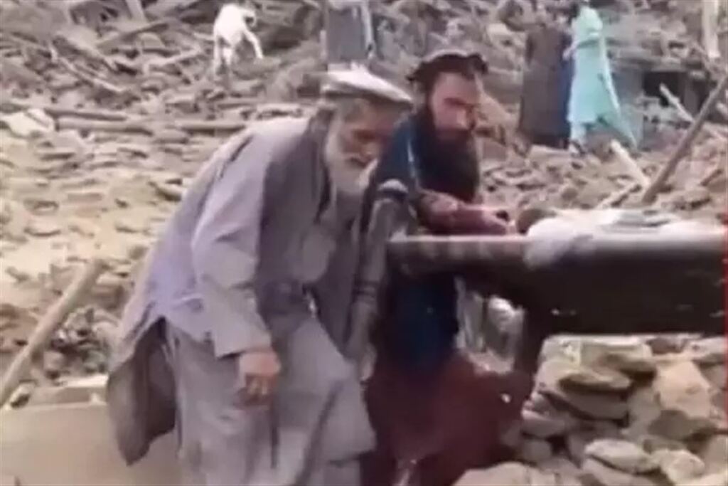 Terremoto no Afeganistão deixa mais de 800 mortos e milhares de feridos