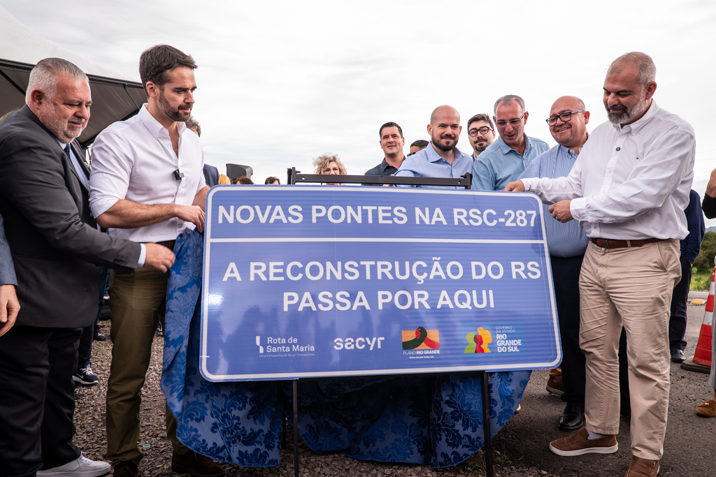 Foto: Vinicius Becker (Diário) - Autoridades e representantes da administração estadual e municipal descerram a placa que marca o início da construção das novas pontes sobre o Arroio Grande, na RSC-287.