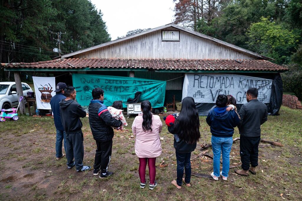 Moradores de Santa Maria conversam com governador e pedem uma solução para área ocupada por grupo indígena na Fepagro