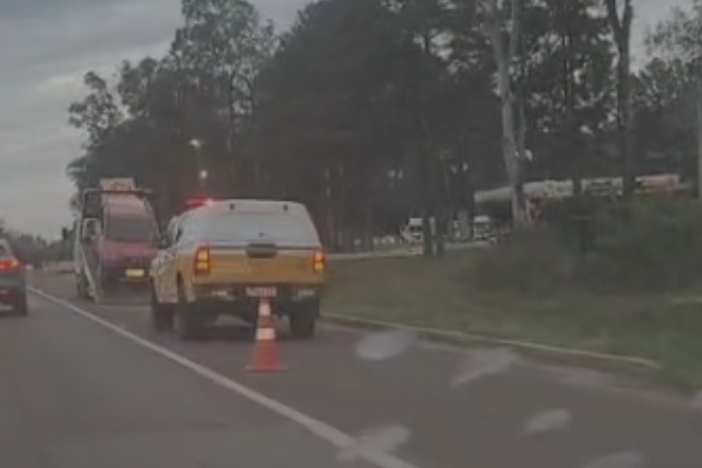 título imagem Motorista perde o controle da direção e carro capota na Faixa Nova de Camobi