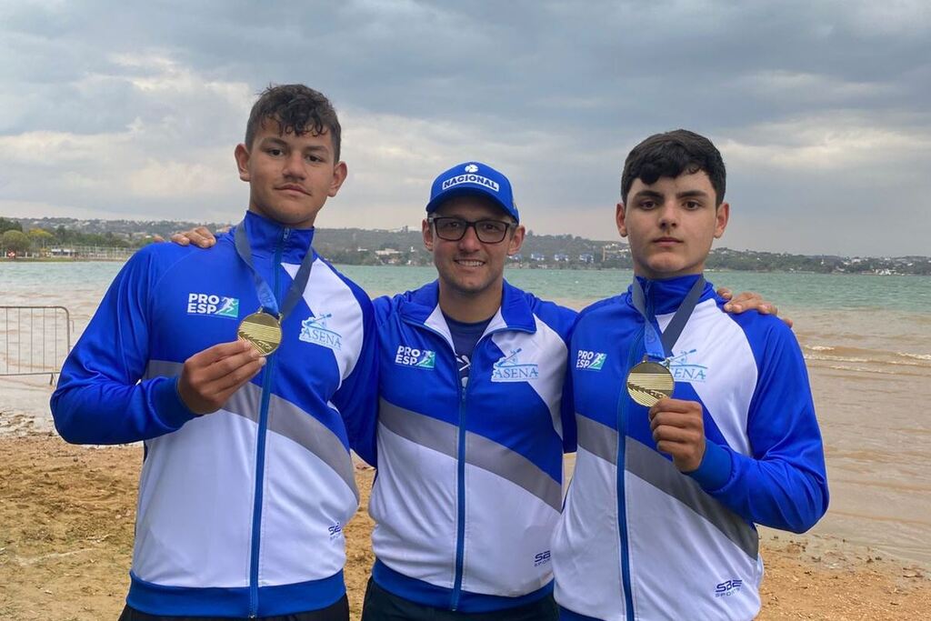 Foto: Asena (Divulgação) - Nicollas Becker (a partir da esquerda), treinador Givago Ribeiro e David Azeredo representaram Santa Maria em competição nacional