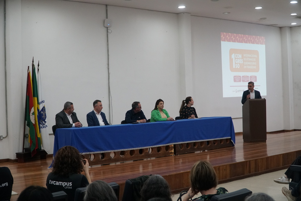 Foto: Vitória Parise (Diário) - Abertura do 1º Congresso Internacional de Vítimas de Queimaduras e Tragédias, realizado no Auditório Wilson Aita, na UFSM, foi realizada nesta terça