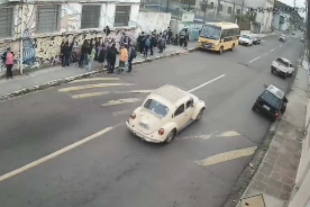 título imagem VÍDEO: Motorista foge após atropelar pedestre na Avenida Rio Branco, em Santa Maria