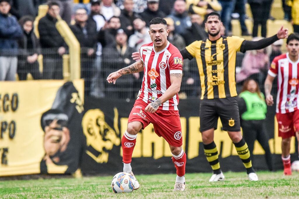Foto: Renata Medina (Inter-SM) - Mossoró (com a bola) defendeu o Alvirrubro em 18 das 20 partidas do Acesso. Atleta já se apresentou no Caxias para jogar a reta final da Série C