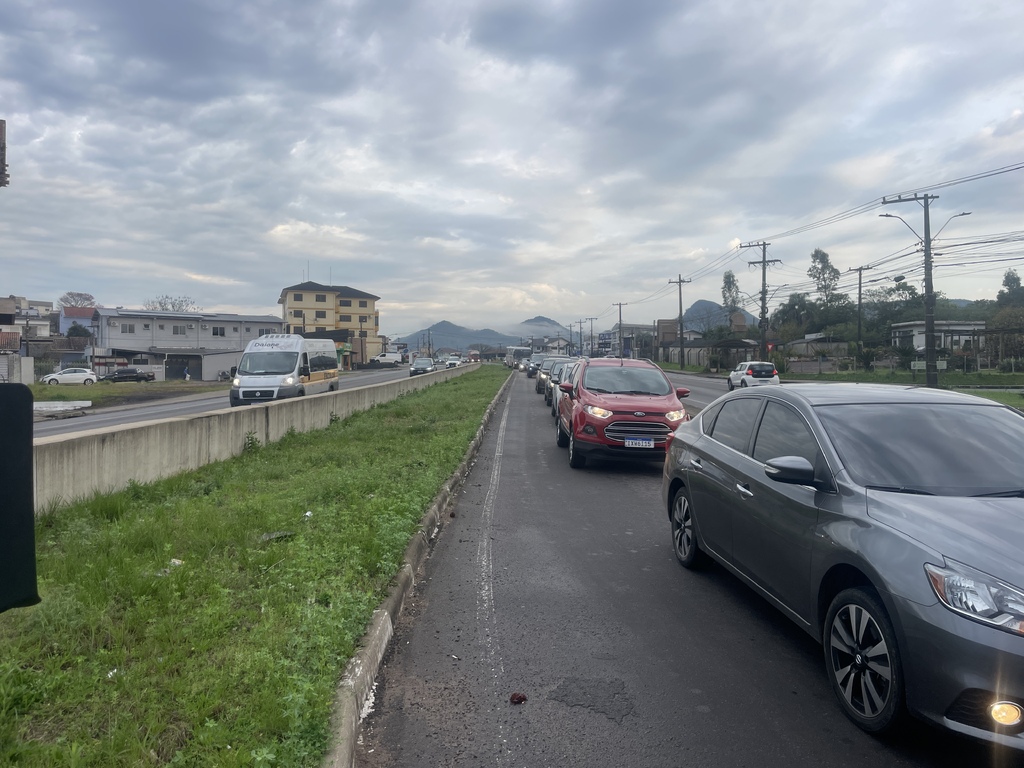 título imagem Fechamento de dois retornos da Faixa Velha sobrecarrega outras partes da via, reclamam motoristas