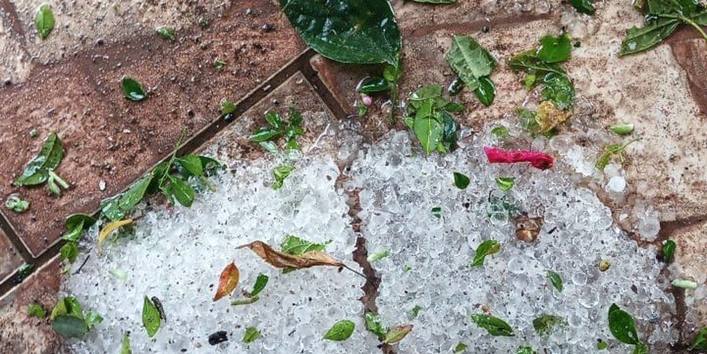 Cidade da região registra queda de granizo e quatro casas são danificadas; confira a previsão para os próximos dias