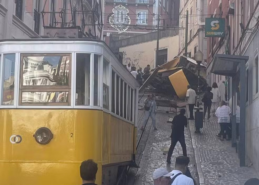 título imagem Bondinho histórico em Lisboa descarrila e deixa 15 mortos