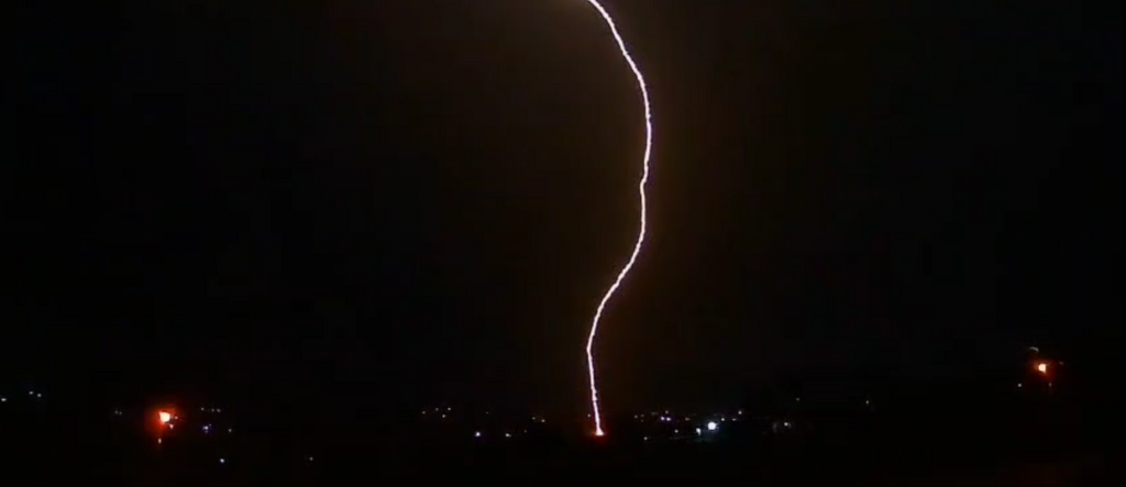 VÍDEO: raio de grande intensidade atinge Santa Maria na madrugada desta quinta-feira