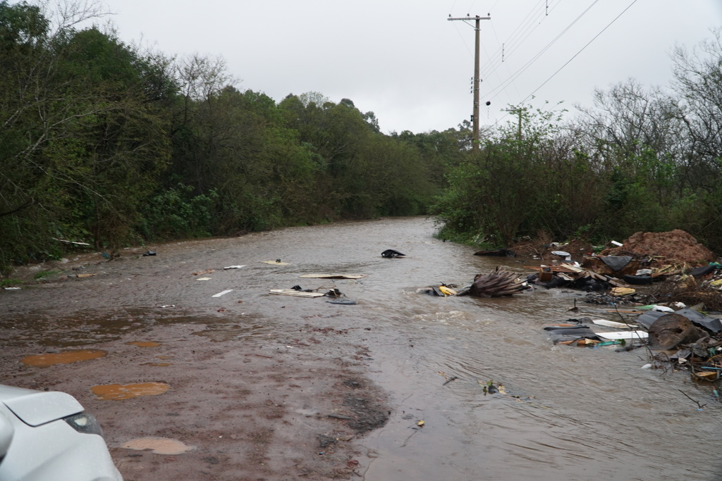 título imagem VÍDEO: Rua de Santa Maria fica completamente alagada; chuva ultrapassa 90mm em alguns pontos