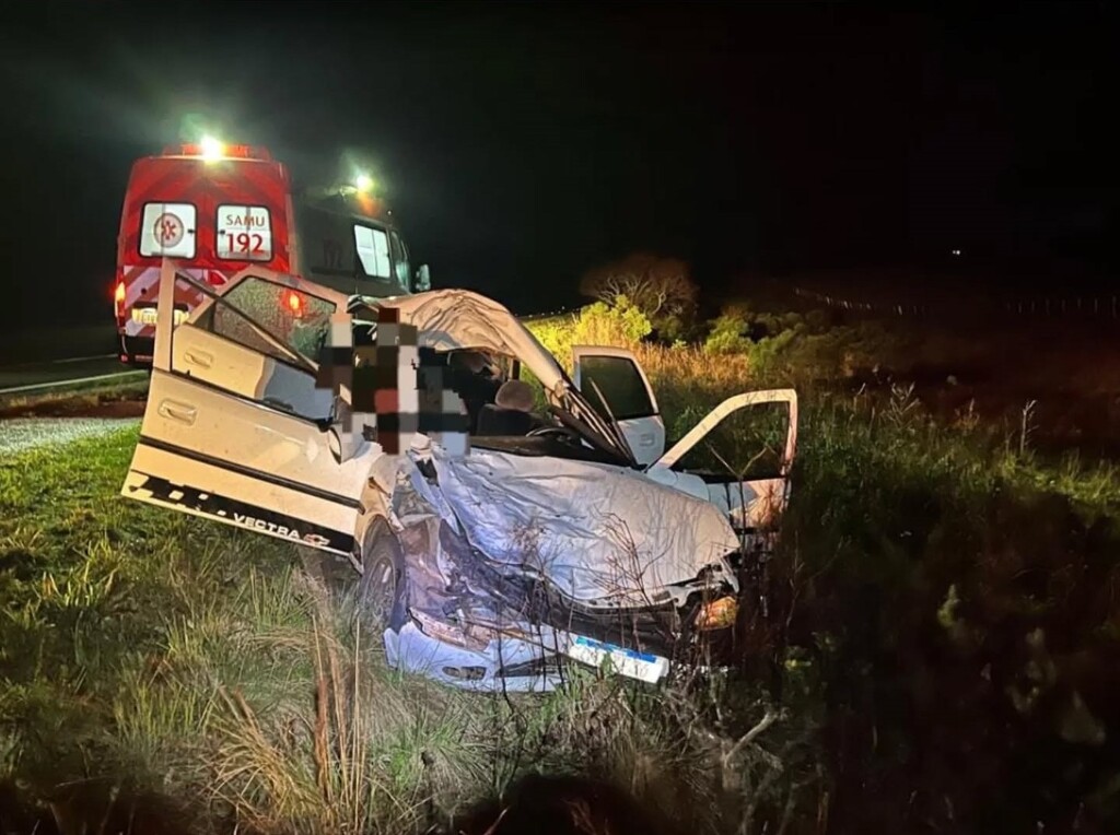 Foto: Corpo de Bombeiros Militar de Rosário do Sul - Veículo com três pessoas ficou destruído após colidir com cavalo sobre a pista, na madrugada desta quinta-feira. Duas pessoas morreram e uma ficou ferida