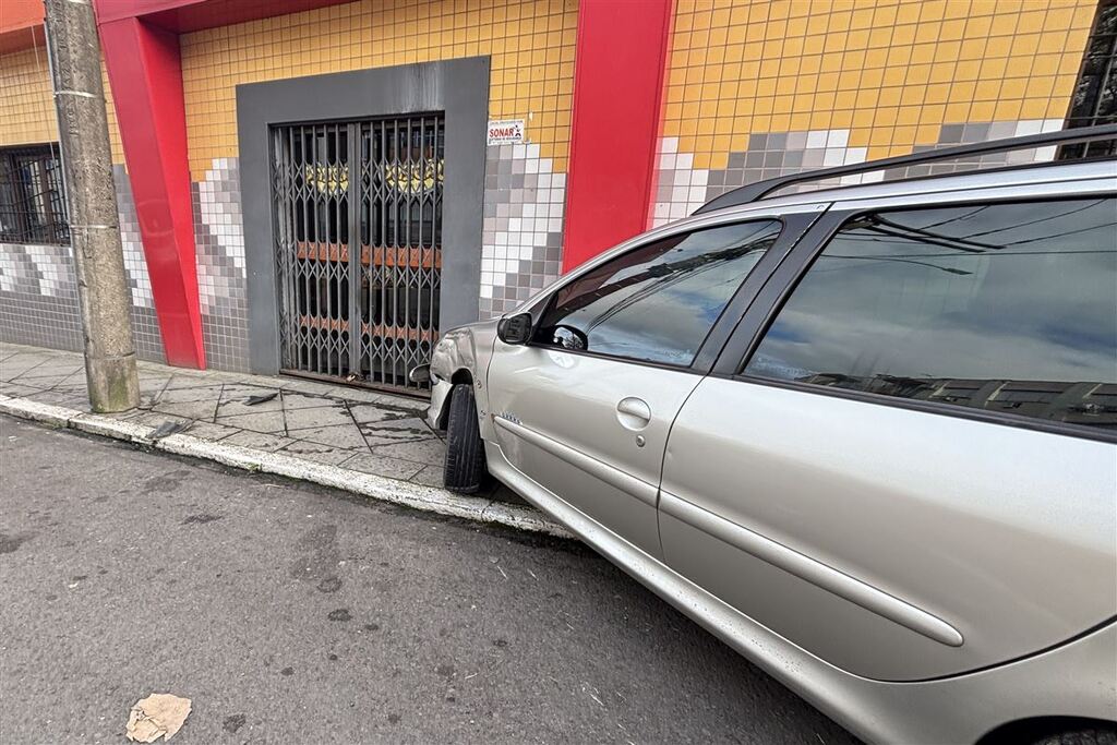Carro bate em fachada de estabelecimento comercial após acidente que envolveu três veículos em Santa Maria