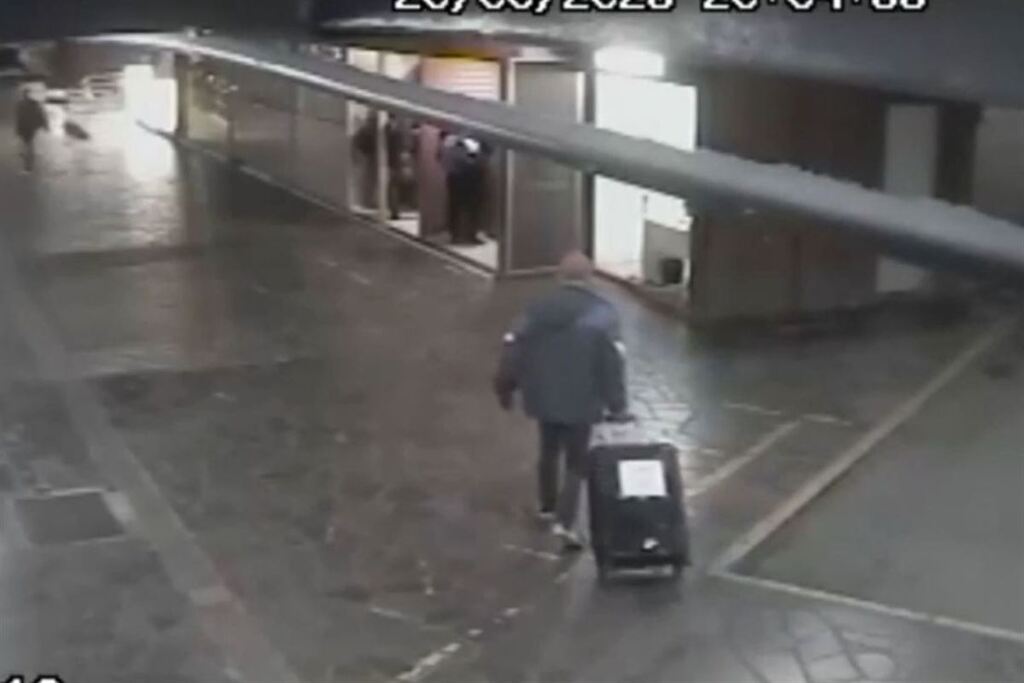 Galeria de imagens: Registro de Ricardo na rodoviária circulando com a mala