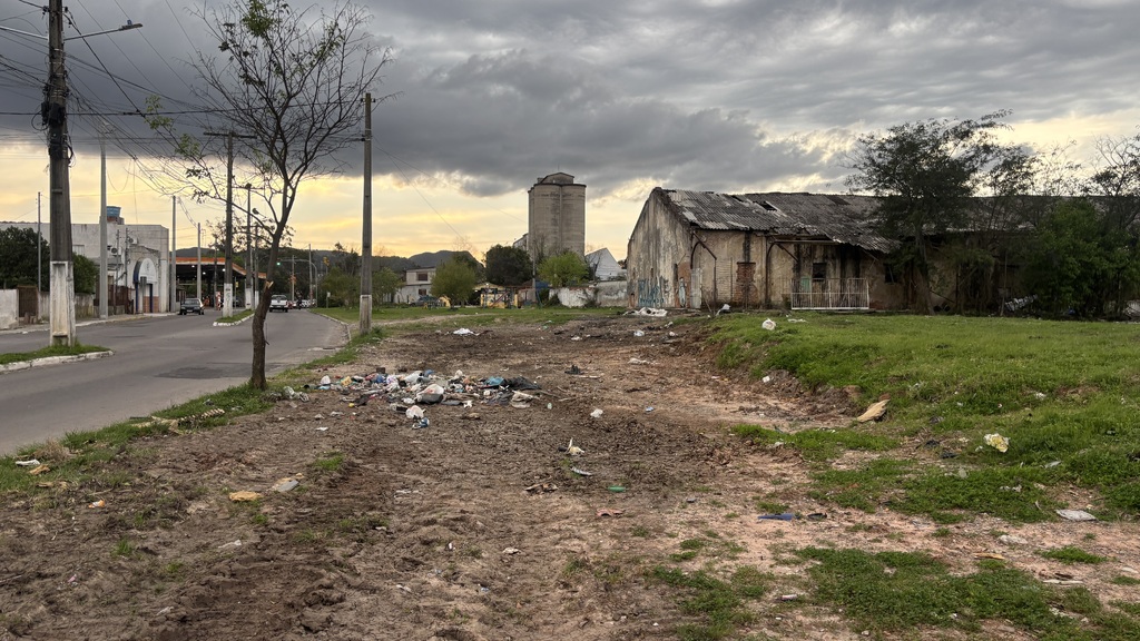 título imagem VÍDEO: “É horrível”: terreno abandonado vira lixão e ponto de queima de fios no bairro Passo d’Areia