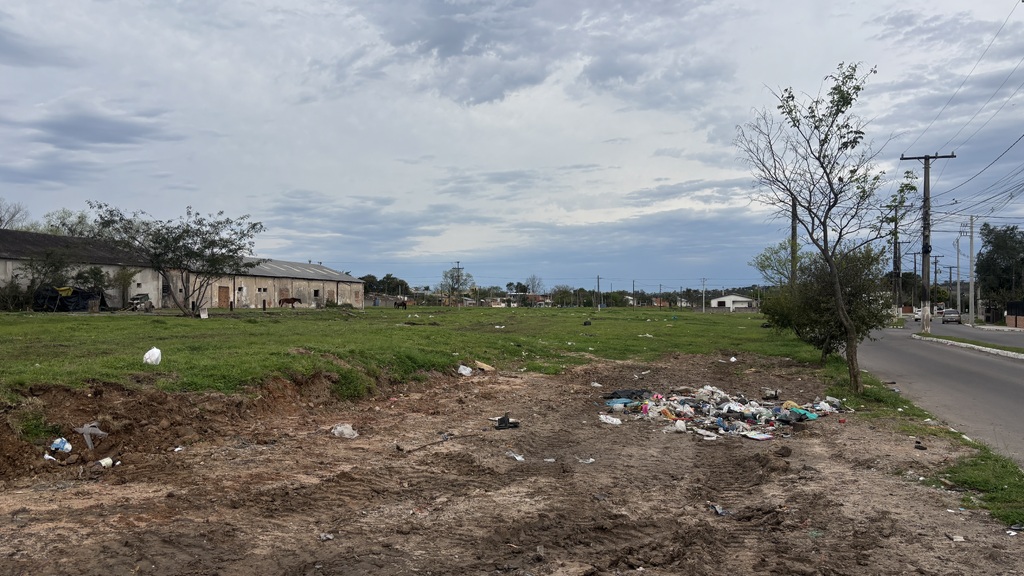 VÍDEO: “É horrível”: terreno abandonado vira lixão e ponto de queima de fios no bairro Passo d’Areia