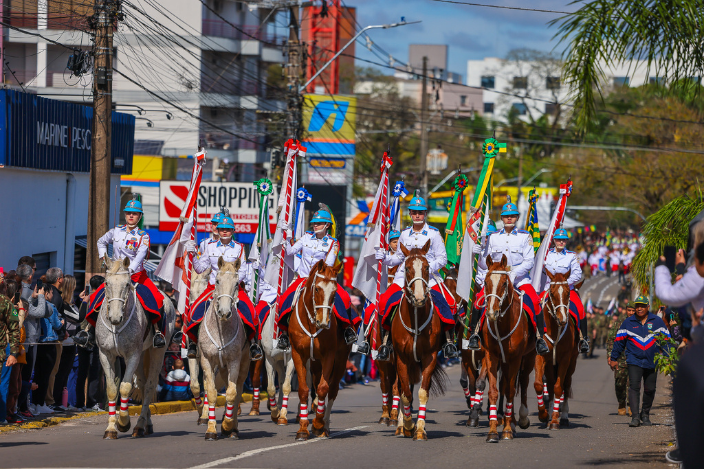 título imagem VÍDEO: Desfile de 7 de Setembro reúne mais de 21 mil pessoas na Avenida Medianeira em Santa Maria