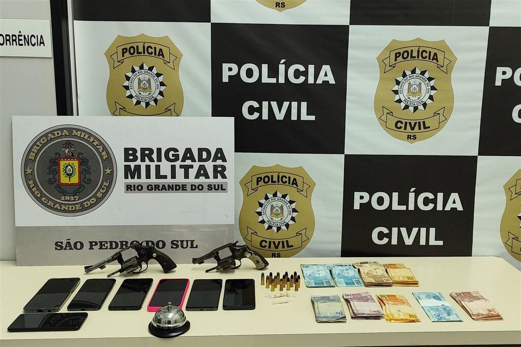 título imagem Casal é preso com armas, drogas e dinheiro em São Pedro do Sul