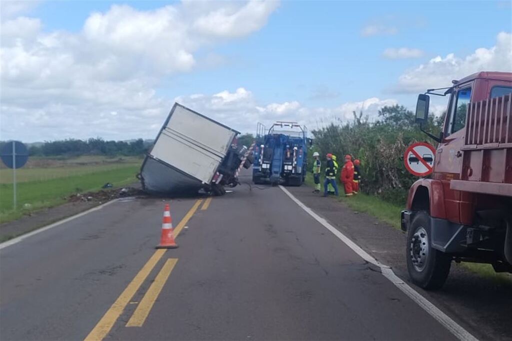 Caminhão tomba e RSC-287 fica totalmente bloqueada entre Paraíso do Sul e Novo Cabrais