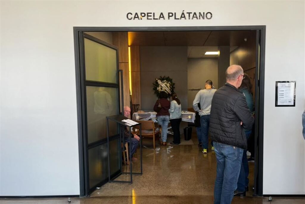 título imagem VÍDEO: Indignação, emoção e incertezas: velório de fisiculturista morto no domingo comove familiares e amigos