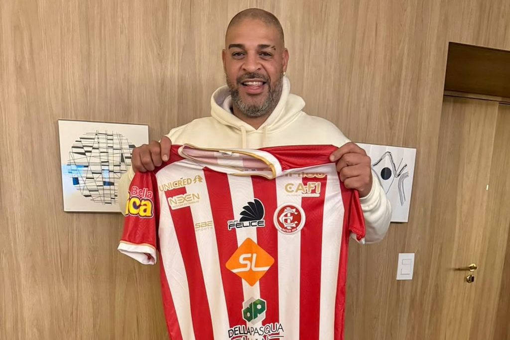 título imagem Adriano Imperador posa com camisa do Inter-SM, presenteada pelo meia alvirrubro Vitor Júnior