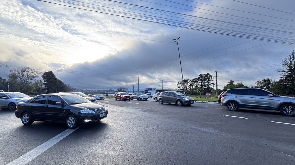 título imagem “Um problema de anos”: congestionamento no Trevo dos Quartéis testa a paciência de motoristas