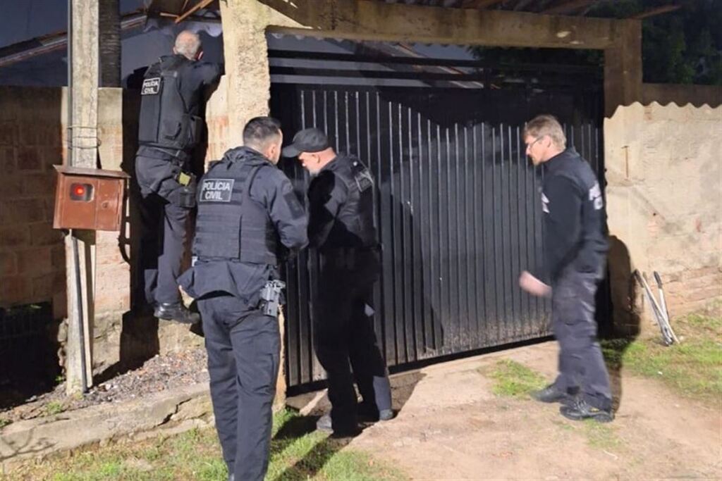 título imagem Operação da Polícia Civil prende 20 pessoas envolvidas em furto e desmanche de caminhões; Santa Maria é um das cidades onde mandados foram cumpridos