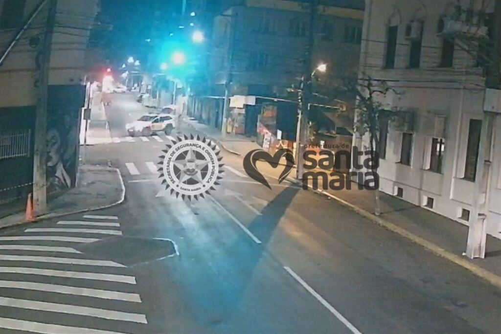 VÍDEO: Após ameaçar pessoas, dupla foge com carro na contramão, bate em muro de escola e põe fogo no veículo em Santa Maria